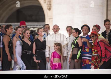 Papst Franziskus auf dem Foto mit einigen Mitgliedern des Wasserzirkus während der Generalaudienz am St. Peters Place, Vatikanstadt, 20. Juni 2018. (Foto von Massimo Valicchia/NurPhoto) Stockfoto