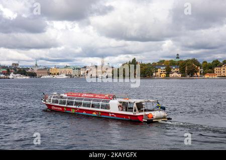 Red Sightseeing Hop-on-Hop-off-Boot in Stockholm, Schweden Stockfoto
