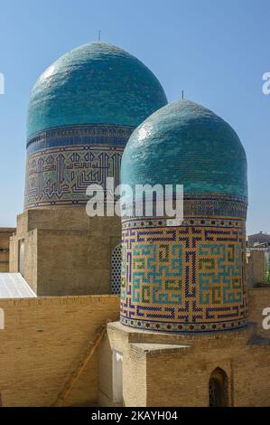 Blick auf die berühmten blauen Kuppeln des alten Doppelkuppelmausoleums in der Shah-i-Zinda Nekropole, in der UNESCO-Liste Samarkand, Usbekistan Stockfoto