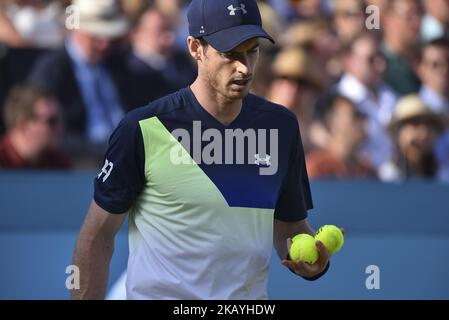 Der Brite Andy Murray reagiert auf den Australier Nick Kyrgios bei ihrem ersten Lauf im Männer-Einzelspiel beim ATP Queen's Club Championships Tennisturnier im Westen Londons, Großbritannien, am 19. Juni 2018. Der Brite Andy Murray wurde in der ersten Runde des Queen's Club vom Australier Nick Kyrgios 2-6, 7-6 (7/4), 7-5 geschlagen. (Foto von Alberto Pezzali/NurPhoto) Stockfoto