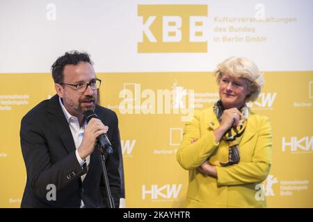 Die deutsche Beauftragte der Bundesregierung für Kultur und Medien Monika Gruetters (R) und der ehemalige italienische Regisseur des Filmfestivals Locarno Carlo Chatrian (L) sind am 22. Juni 2018 bei einer Pressekonferenz in Berlin zu sehen. Chatrian wurde zum künstlerischen Leiter der Berlinale ernannt und tritt die Nachfolge von Dieter Kosslick an, der 2020 seine Tätigkeit antreten wird. (Foto von Emmanuele Contini/NurPhoto) Stockfoto