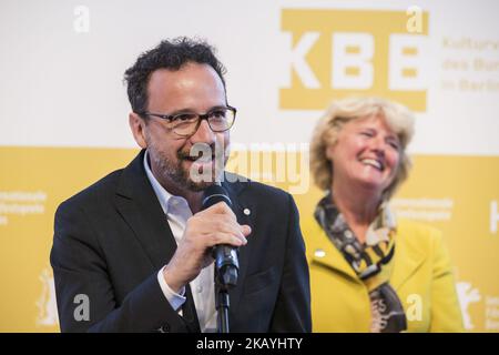 Die deutsche Beauftragte der Bundesregierung für Kultur und Medien Monika Gruetters (R) und der ehemalige italienische Regisseur des Filmfestivals Locarno Carlo Chatrian (L) sind am 22. Juni 2018 bei einer Pressekonferenz in Berlin zu sehen. Chatrian wurde zum künstlerischen Leiter der Berlinale ernannt und tritt die Nachfolge von Dieter Kosslick an, der 2020 seine Tätigkeit antreten wird. (Foto von Emmanuele Contini/NurPhoto) Stockfoto