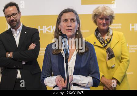 Während einer Pressekonferenz am 22. Juni 2018 in Berlin werden die deutsche Beauftragte für Kultur und Medien Monika Gruetters (R), die ehemalige italienische Direktorin des Filmfestivals Locarno, Carlo Chatrian (L), und die Niederländerin Mariette Rissenbeek (C) abgebildet. Chatrian und Rissenbeek wurden als künstlerischer Leiter und Geschäftsführer der Berlinale nominiert und folgen damit Dieter Kosslick ab 2020. (Foto von Emmanuele Contini/NurPhoto) Stockfoto