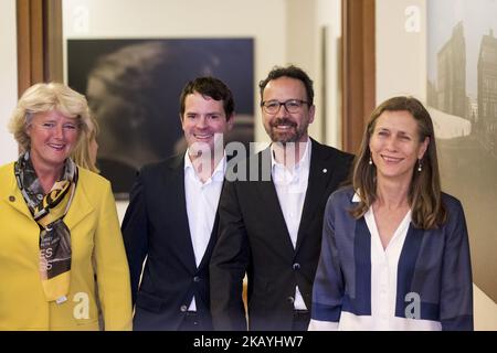 Am 22. Juni 2018 treffen die deutsche Beauftragte der Bundesregierung für Kultur und Medien, Monika Gruetters (L), ehemalige italienische Direktorin des Filmfestivals Locarno, Carlo Chatrian (2R), und die Niederländerin Mariette Rissenbeek (R) zu einer Pressekonferenz in Berlin ein. Chatrian und Rissenbeek wurden als künstlerischer Leiter und Geschäftsführer der Berlinale nominiert und folgen damit Dieter Kosslick ab 2020. (Foto von Emmanuele Contini/NurPhoto) Stockfoto