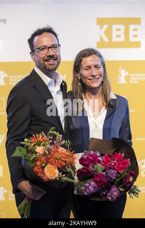 Der ehemalige italienische Regisseur des Filmfestivals Locarno, Carlo Chatrian (L), und die Niederländerin Mariette Rissenbeek (R), sind am 22. Juni 2018 bei einer Pressekonferenz in Berlin zu sehen. Chatrian und Rissenbeek wurden als künstlerischer Leiter und Geschäftsführer der Berlinale nominiert und folgen damit Dieter Kosslick ab 2020. (Foto von Emmanuele Contini/NurPhoto) Stockfoto