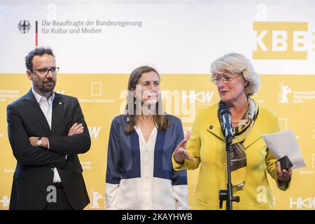 Während einer Pressekonferenz am 22. Juni 2018 in Berlin werden die deutsche Beauftragte für Kultur und Medien Monika Gruetters (R), die ehemalige italienische Direktorin des Filmfestivals Locarno, Carlo Chatrian (L), und die Niederländerin Mariette Rissenbeek (C) abgebildet. Chatrian und Rissenbeek wurden als künstlerischer Leiter und Geschäftsführer der Berlinale nominiert und folgen damit Dieter Kosslick ab 2020. (Foto von Emmanuele Contini/NurPhoto) Stockfoto