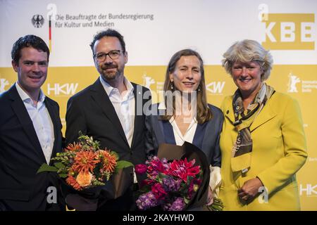 Während einer Pressekonferenz am 22. Juni 2018 in Berlin werden die deutsche Beauftragte für Kultur und Medien Monika Gruetters (R), die ehemalige italienische Direktorin des Filmfestivals Locarno Carlo Chatrian (2L) und die Niederländerin Mariette Rissenbeek (2R) abgebildet. Chatrian und Rissenbeek wurden als künstlerischer Leiter und Geschäftsführer der Berlinale nominiert und folgen damit Dieter Kosslick ab 2020. (Foto von Emmanuele Contini/NurPhoto) Stockfoto