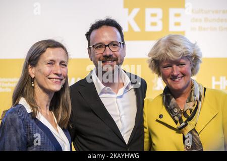 Während einer Pressekonferenz am 22. Juni 2018 in Berlin werden die deutsche Beauftragte für Kultur und Medien Monika Gruetters (R), die ehemalige italienische Direktorin des Filmfestivals Locarno, Carlo Chatrian (C), und die Niederländerin Mariette Rissenbeek (L) abgebildet. Chatrian und Rissenbeek wurden als künstlerischer Leiter und Geschäftsführer der Berlinale nominiert und folgen damit Dieter Kosslick ab 2020. (Foto von Emmanuele Contini/NurPhoto) Stockfoto