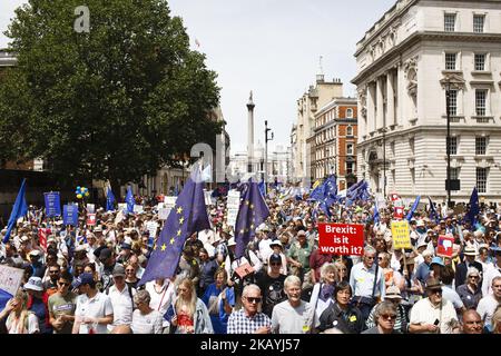 Pro-EU-Demonstranten überschwemmen Whitehall am 23. Juni 2018 während des „Marsches für eine Volksabstimmung“ in London, England. Der marsch wurde von Aktivisten organisiert, um zu fordern, dass die Bedingungen des möglichen Brexit-Abkommens Großbritanniens dem britischen Volk in Form einer öffentlichen Abstimmung vorgebracht werden. Genau zwei Jahre sind nun vergangen, seit das Land im März 2019 die Union verlassen wird und das Referendum über die EU-Mitgliedschaft sehr spaltet. (Foto von David Cliff/NurPhoto) Stockfoto