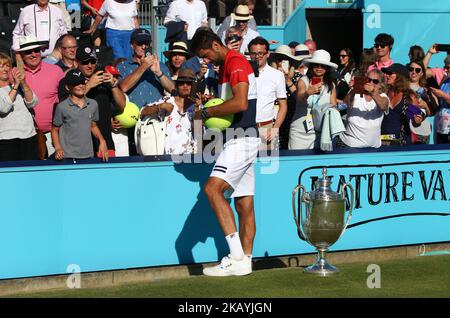 Marin Cilic (CRO) mit Trophy After Fever-Tree Championships Endspiel zwischen Marin Cilic (CRO) und Novak Djokovic (SRB) im Queen's Club, London, am 24. Juni 2018 (Foto: Kieran Galvin/NurPhoto) Stockfoto