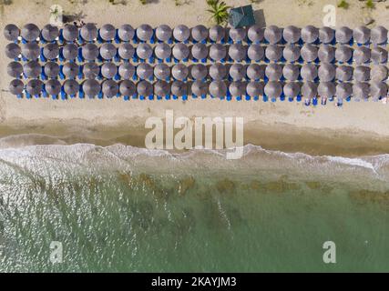 Drohnenaufnahmen von Sozopolis langem Sandstrand in Chalkidiki, einem Ziel, das am 24. Juni 2018 35 Minuten vom Flughafen Thessaloniki in Griechenland entfernt ist. (Foto von Nicolas Economou/NurPhoto) Stockfoto