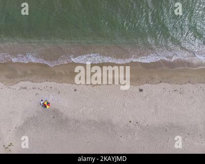 Drohnenaufnahmen von Sozopolis langem Sandstrand in Chalkidiki, einem Ziel, das am 24. Juni 2018 35 Minuten vom Flughafen Thessaloniki in Griechenland entfernt ist. (Foto von Nicolas Economou/NurPhoto) Stockfoto