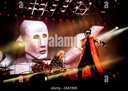 Adam Lambert mit Queen live beim Mediolanum Forum in Assago Mailand Italien am 25. Juni 2018. (Foto von Roberto Finizio/NurPhoto) Stockfoto
