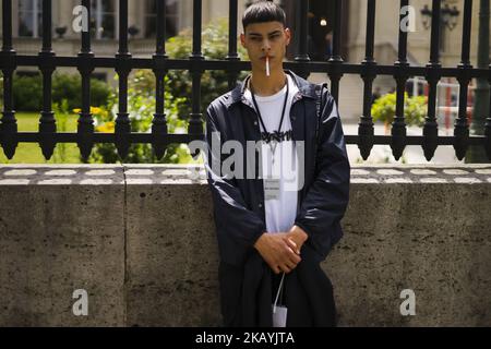 Ein Gast wird am 25. Juni 2019 2018 während der Paris Men's Fashion Week Frühjahr/Sommer - Tag 5 in Paris, Frankreich, gesehen. (Foto von Nataliya Petrova/NurPhoto) Stockfoto