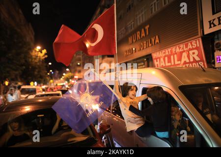 Anhänger des türkischen Präsidenten Recep Tayyip Erdogan feiern nach dem Ende der türkischen Präsidentschafts- und Parlamentswahlen in Istanbul, Türkei, am 24. Juni 2018. Rund 56,3 Millionen registrierte Bürger stimmten bei den Präsidentschafts- und Parlamentswahlen für die Wahl von 600 Abgeordneten und dem Präsidenten des Landes.die ersten Wahlen seit einem Referendum im April 2017 stimmten dafür, das System des Landes von einer parlamentarischen zu einer präsidialrepublik zu ändern. (Foto von Momen Faiz/NurPhoto) Stockfoto