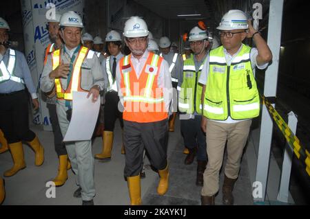 Der japanische Außenminister Taro Kono (orangefarbene Weste) besuchte am 25,2016. Juni das Projekt zur Bohrung eines Tunnels für die S-Bahn-Station Bunderan HI, Jakarta. Der Besuch von Außenminister Taro Kono in Indonesien sowie die 60-jährige diplomatische Beziehung zwischen Indonesien und Japan. (Foto von Dasril Roszandi/NurPhoto) Stockfoto