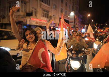 Anhänger des türkischen Präsidenten Recep Tayyip Erdogan feiern nach dem Ende der türkischen Präsidentschafts- und Parlamentswahlen in Istanbul, Türkei, am 24. Juni 2018. Rund 56,3 Millionen registrierte Bürger stimmten bei den Präsidentschafts- und Parlamentswahlen für die Wahl von 600 Abgeordneten und dem Präsidenten des Landes.die ersten Wahlen seit einem Referendum im April 2017 stimmten dafür, das System des Landes von einer parlamentarischen zu einer präsidialrepublik zu ändern. (Foto von Momen Faiz/NurPhoto) Stockfoto