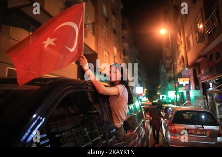 Anhänger des türkischen Präsidenten Recep Tayyip Erdogan feiern nach dem Ende der türkischen Präsidentschafts- und Parlamentswahlen in Istanbul, Türkei, am 24. Juni 2018. Rund 56,3 Millionen registrierte Bürger stimmten bei den Präsidentschafts- und Parlamentswahlen für die Wahl von 600 Abgeordneten und dem Präsidenten des Landes.die ersten Wahlen seit einem Referendum im April 2017 stimmten dafür, das System des Landes von einer parlamentarischen zu einer präsidialrepublik zu ändern. (Foto von Momen Faiz/NurPhoto) Stockfoto