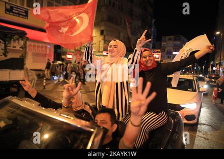 Anhänger des türkischen Präsidenten Recep Tayyip Erdogan feiern nach dem Ende der türkischen Präsidentschafts- und Parlamentswahlen in Istanbul, Türkei, am 24. Juni 2018. Rund 56,3 Millionen registrierte Bürger stimmten bei den Präsidentschafts- und Parlamentswahlen für die Wahl von 600 Abgeordneten und dem Präsidenten des Landes.die ersten Wahlen seit einem Referendum im April 2017 stimmten dafür, das System des Landes von einer parlamentarischen zu einer präsidialrepublik zu ändern. (Foto von Momen Faiz/NurPhoto) Stockfoto