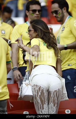 Izabel Goulart, ein brasilianisches Victorias-Geheimmodell, küsst sich während des Fußballs der Gruppe E der FIFA Fußball-Weltmeisterschaft Russland 2018 zwischen Serbien und Brasilien am 27. Juni 2018 im Spartak-Stadion in Russland (Foto: Mehdi Taamallah/NurPhoto) Stockfoto