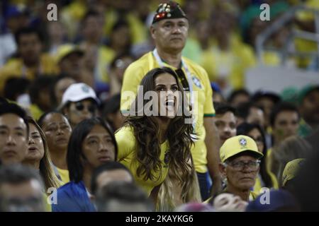 Izabel Goulart, ein brasilianisches Victorias-Geheimmodell, küsst sich während des Fußballs der Gruppe E der FIFA Fußball-Weltmeisterschaft Russland 2018 zwischen Serbien und Brasilien am 27. Juni 2018 im Spartak-Stadion in Russland (Foto: Mehdi Taamallah/NurPhoto) Stockfoto