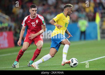 verteidiger Nikola Milenkovic von der serbischen Nationalmannschaft und Stürmer Neymar von der brasilianischen Nationalmannschaft während des Spiels der Gruppe C zwischen Serbien und Brasilien bei der FIFA Weltmeisterschaft 2018 im Spartak-Stadion in Moskau, Russland, Wensday, 27. Juni 2018. (Foto von Anatolij Medved/NurPhoto) Stockfoto