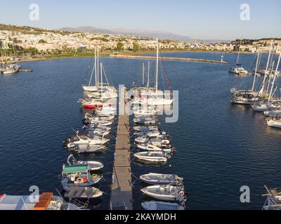 Luftaufnahmen der Strandstadt Rethymno auf der Insel Creta in Griechenland. Rethymno ist eine kleine historische Strandstadt an der Nordküste Kretas, die an der Ägäis liegt. Die Stadt hat eine Bevölkerung, die 40,000 Menschen berührt. Es ist ein touristisches Ziel mit einer historischen venezianischen Stadt, archäologischen Stätten, endlosen Sandstränden, schönen traditionellen Tavernen und einer großen Auswahl an Hotels. (Foto von Nicolas Economou/NurPhoto) Stockfoto