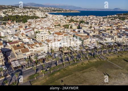 Luftaufnahmen der Strandstadt Rethymno auf der Insel Creta in Griechenland. Rethymno ist eine kleine historische Strandstadt an der Nordküste Kretas, die an der Ägäis liegt. Die Stadt hat eine Bevölkerung, die 40,000 Menschen berührt. Es ist ein touristisches Ziel mit einer historischen venezianischen Stadt, archäologischen Stätten, endlosen Sandstränden, schönen traditionellen Tavernen und einer großen Auswahl an Hotels. (Foto von Nicolas Economou/NurPhoto) Stockfoto