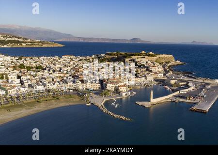 Luftaufnahmen der Strandstadt Rethymno auf der Insel Creta in Griechenland. Rethymno ist eine kleine historische Strandstadt an der Nordküste Kretas, die an der Ägäis liegt. Die Stadt hat eine Bevölkerung, die 40,000 Menschen berührt. Es ist ein touristisches Ziel mit einer historischen venezianischen Stadt, archäologischen Stätten, endlosen Sandstränden, schönen traditionellen Tavernen und einer großen Auswahl an Hotels. (Foto von Nicolas Economou/NurPhoto) Stockfoto