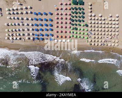 Luftaufnahmen der Strandstadt Rethymno auf der Insel Creta in Griechenland. Rethymno ist eine kleine historische Strandstadt an der Nordküste Kretas, die an der Ägäis liegt. Die Stadt hat eine Bevölkerung, die 40,000 Menschen berührt. Es ist ein touristisches Ziel mit einer historischen venezianischen Stadt, archäologischen Stätten, endlosen Sandstränden, schönen traditionellen Tavernen und einer großen Auswahl an Hotels. (Foto von Nicolas Economou/NurPhoto) Stockfoto