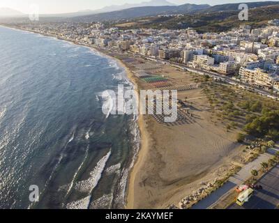 Luftaufnahmen der Strandstadt Rethymno auf der Insel Creta in Griechenland. Rethymno ist eine kleine historische Strandstadt an der Nordküste Kretas, die an der Ägäis liegt. Die Stadt hat eine Bevölkerung, die 40,000 Menschen berührt. Es ist ein touristisches Ziel mit einer historischen venezianischen Stadt, archäologischen Stätten, endlosen Sandstränden, schönen traditionellen Tavernen und einer großen Auswahl an Hotels. (Foto von Nicolas Economou/NurPhoto) Stockfoto