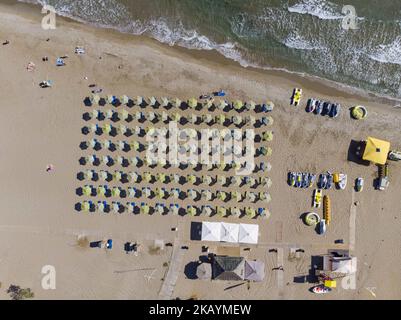 Luftaufnahmen der Strandstadt Rethymno auf der Insel Creta in Griechenland. Rethymno ist eine kleine historische Strandstadt an der Nordküste Kretas, die an der Ägäis liegt. Die Stadt hat eine Bevölkerung, die 40,000 Menschen berührt. Es ist ein touristisches Ziel mit einer historischen venezianischen Stadt, archäologischen Stätten, endlosen Sandstränden, schönen traditionellen Tavernen und einer großen Auswahl an Hotels. (Foto von Nicolas Economou/NurPhoto) Stockfoto
