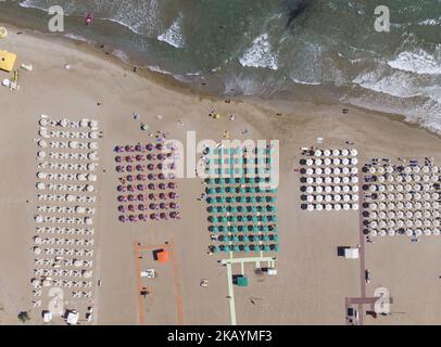 Luftaufnahmen der Strandstadt Rethymno auf der Insel Creta in Griechenland. Rethymno ist eine kleine historische Strandstadt an der Nordküste Kretas, die an der Ägäis liegt. Die Stadt hat eine Bevölkerung, die 40,000 Menschen berührt. Es ist ein touristisches Ziel mit einer historischen venezianischen Stadt, archäologischen Stätten, endlosen Sandstränden, schönen traditionellen Tavernen und einer großen Auswahl an Hotels. (Foto von Nicolas Economou/NurPhoto) Stockfoto