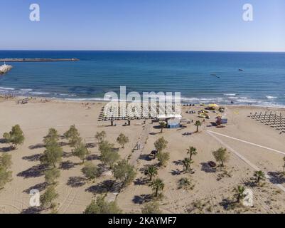 Luftaufnahmen der Strandstadt Rethymno auf der Insel Creta in Griechenland. Rethymno ist eine kleine historische Strandstadt an der Nordküste Kretas, die an der Ägäis liegt. Die Stadt hat eine Bevölkerung, die 40,000 Menschen berührt. Es ist ein touristisches Ziel mit einer historischen venezianischen Stadt, archäologischen Stätten, endlosen Sandstränden, schönen traditionellen Tavernen und einer großen Auswahl an Hotels. (Foto von Nicolas Economou/NurPhoto) Stockfoto