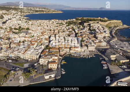 Luftaufnahmen der Strandstadt Rethymno auf der Insel Creta in Griechenland. Rethymno ist eine kleine historische Strandstadt an der Nordküste Kretas, die an der Ägäis liegt. Die Stadt hat eine Bevölkerung, die 40,000 Menschen berührt. Es ist ein touristisches Ziel mit einer historischen venezianischen Stadt, archäologischen Stätten, endlosen Sandstränden, schönen traditionellen Tavernen und einer großen Auswahl an Hotels. (Foto von Nicolas Economou/NurPhoto) Stockfoto