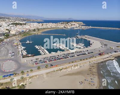 Luftaufnahmen der Strandstadt Rethymno auf der Insel Creta in Griechenland. Rethymno ist eine kleine historische Strandstadt an der Nordküste Kretas, die an der Ägäis liegt. Die Stadt hat eine Bevölkerung, die 40,000 Menschen berührt. Es ist ein touristisches Ziel mit einer historischen venezianischen Stadt, archäologischen Stätten, endlosen Sandstränden, schönen traditionellen Tavernen und einer großen Auswahl an Hotels. (Foto von Nicolas Economou/NurPhoto) Stockfoto