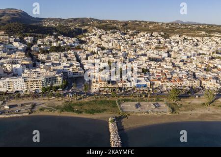Luftaufnahmen der Strandstadt Rethymno auf der Insel Creta in Griechenland. Rethymno ist eine kleine historische Strandstadt an der Nordküste Kretas, die an der Ägäis liegt. Die Stadt hat eine Bevölkerung, die 40,000 Menschen berührt. Es ist ein touristisches Ziel mit einer historischen venezianischen Stadt, archäologischen Stätten, endlosen Sandstränden, schönen traditionellen Tavernen und einer großen Auswahl an Hotels. (Foto von Nicolas Economou/NurPhoto) Stockfoto