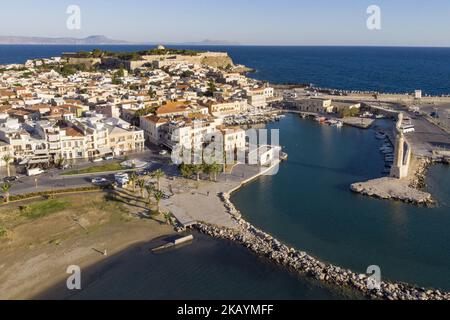 Luftaufnahmen der Strandstadt Rethymno auf der Insel Creta in Griechenland. Rethymno ist eine kleine historische Strandstadt an der Nordküste Kretas, die an der Ägäis liegt. Die Stadt hat eine Bevölkerung, die 40,000 Menschen berührt. Es ist ein touristisches Ziel mit einer historischen venezianischen Stadt, archäologischen Stätten, endlosen Sandstränden, schönen traditionellen Tavernen und einer großen Auswahl an Hotels. (Foto von Nicolas Economou/NurPhoto) Stockfoto