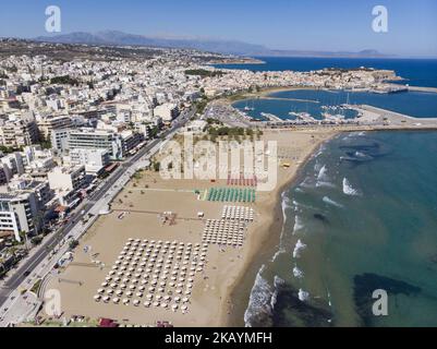 Luftaufnahmen der Strandstadt Rethymno auf der Insel Creta in Griechenland. Rethymno ist eine kleine historische Strandstadt an der Nordküste Kretas, die an der Ägäis liegt. Die Stadt hat eine Bevölkerung, die 40,000 Menschen berührt. Es ist ein touristisches Ziel mit einer historischen venezianischen Stadt, archäologischen Stätten, endlosen Sandstränden, schönen traditionellen Tavernen und einer großen Auswahl an Hotels. (Foto von Nicolas Economou/NurPhoto) Stockfoto