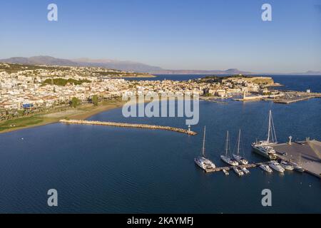 Luftaufnahmen der Strandstadt Rethymno auf der Insel Creta in Griechenland. Rethymno ist eine kleine historische Strandstadt an der Nordküste Kretas, die an der Ägäis liegt. Die Stadt hat eine Bevölkerung, die 40,000 Menschen berührt. Es ist ein touristisches Ziel mit einer historischen venezianischen Stadt, archäologischen Stätten, endlosen Sandstränden, schönen traditionellen Tavernen und einer großen Auswahl an Hotels. (Foto von Nicolas Economou/NurPhoto) Stockfoto