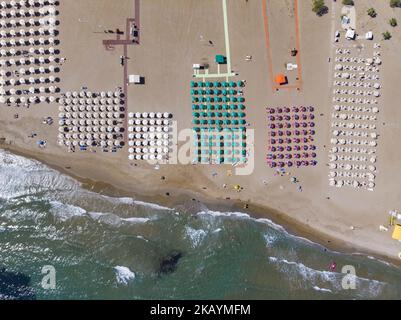 Luftaufnahmen der Strandstadt Rethymno auf der Insel Creta in Griechenland. Rethymno ist eine kleine historische Strandstadt an der Nordküste Kretas, die an der Ägäis liegt. Die Stadt hat eine Bevölkerung, die 40,000 Menschen berührt. Es ist ein touristisches Ziel mit einer historischen venezianischen Stadt, archäologischen Stätten, endlosen Sandstränden, schönen traditionellen Tavernen und einer großen Auswahl an Hotels. (Foto von Nicolas Economou/NurPhoto) Stockfoto