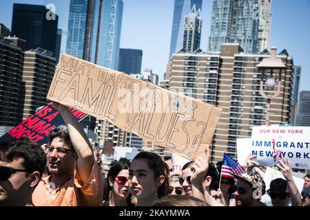 Tausende Demonstranten halten Plakate und marschieren am 30. Juni 2018 in New York, USA, gegen US-Präsident Donald J. Trump und seine Einwanderungspolitik gegenüber Muslimen und Einwanderern aus Lateinamerika. (Foto von Karla Ann Cote/NurPhoto) Stockfoto