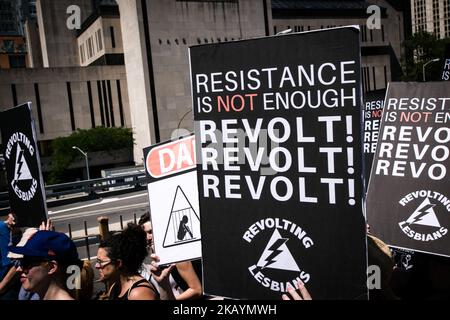 Tausende Demonstranten halten Plakate und marschieren am 30. Juni 2018 in New York, USA, gegen US-Präsident Donald J. Trump und seine Einwanderungspolitik gegenüber Muslimen und Einwanderern aus Lateinamerika. (Foto von Karla Ann Cote/NurPhoto) Stockfoto