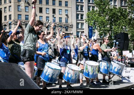 Tausende Demonstranten halten Plakate und marschieren am 30. Juni 2018 in New York, USA, gegen US-Präsident Donald J. Trump und seine Einwanderungspolitik gegenüber Muslimen und Einwanderern aus Lateinamerika. (Foto von Karla Ann Cote/NurPhoto) Stockfoto