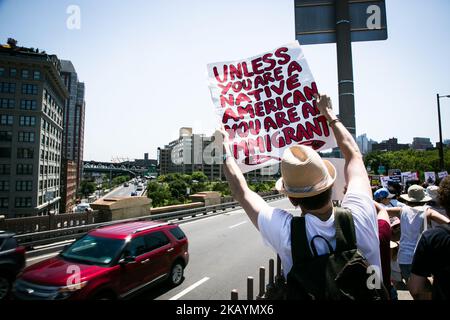 Tausende Demonstranten halten Plakate und marschieren am 30. Juni 2018 in New York, USA, gegen US-Präsident Donald J. Trump und seine Einwanderungspolitik gegenüber Muslimen und Einwanderern aus Lateinamerika. (Foto von Karla Ann Cote/NurPhoto) Stockfoto