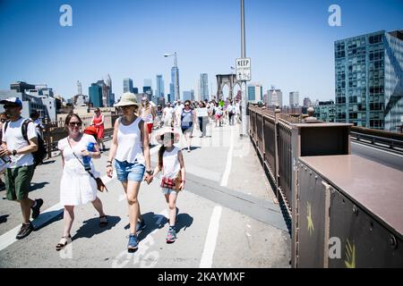 Tausende Demonstranten halten Plakate und marschieren am 30. Juni 2018 in New York, USA, gegen US-Präsident Donald J. Trump und seine Einwanderungspolitik gegenüber Muslimen und Einwanderern aus Lateinamerika. (Foto von Karla Ann Cote/NurPhoto) Stockfoto