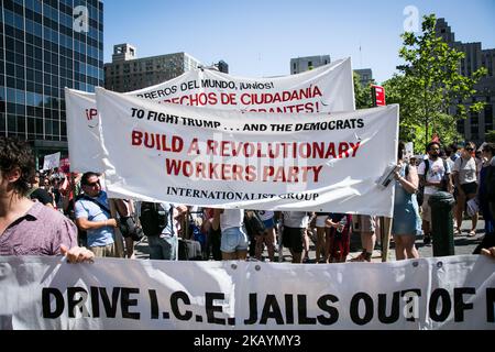 Tausende Demonstranten halten Plakate und marschieren am 30. Juni 2018 in New York, USA, gegen US-Präsident Donald J. Trump und seine Einwanderungspolitik gegenüber Muslimen und Einwanderern aus Lateinamerika. (Foto von Karla Ann Cote/NurPhoto) Stockfoto