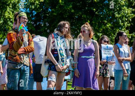 Hunderte von Menschen versammelten sich am 30. Juni 2018 am Museumplein im Zentrum von Amsterdam, Niederlande, während einer Demonstration gegen die Trump-Regierung am 30. Juni 2018. Hunderte von Veranstaltungen und Märschen protestierten gegen die strikte Einwanderungspolitik von Präsident Trump, die landesweit und weltweit von Interessenvertretungen wie MoveOn, der ACLU, der National Domestic Workers Alliance und anderen durchgeführt wurde. Die Demonstration endete vor dem US-Konsulat. (Foto von Romy Arroyo Fernandez/NurPhoto) Stockfoto