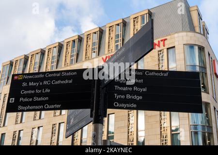 Ein Wegweiser in der Stadt Newcastle upon Tyne, Großbritannien, gibt Anfahrtsbeschreibungen zu den wichtigsten Orten. Stockfoto