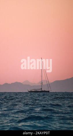 Segelschiff vor einer wunderschönen Berglandschaft Stockfoto